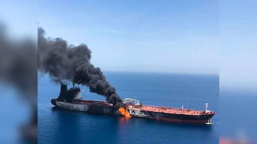 Impacto de Proyectil en Buque Petrolero Aumenta Tensión en Ormuz