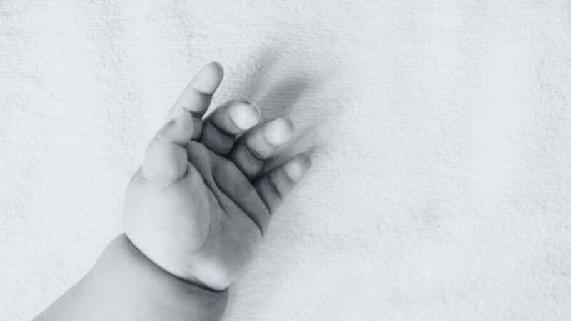 Tragedia en Hato Mayor: Niño de un año muere al caer en pozo séptico