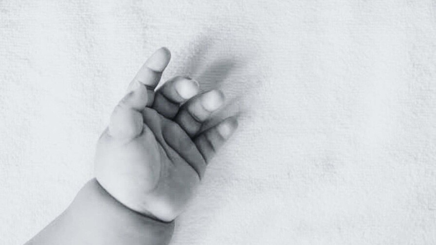 Tragedia en Hato Mayor: Niño de un año muere al caer en pozo séptico