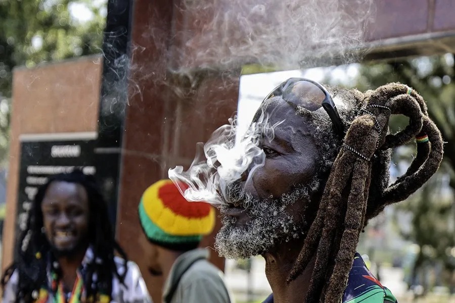 Tribunal Keniano Niega Uso Religioso de Cannabis a Rastafaris