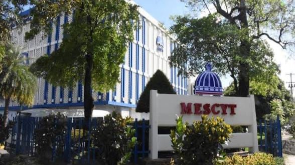 Estudiantes Deberán Devolver Becas del MESCyT por Incumplimiento de Requisitos