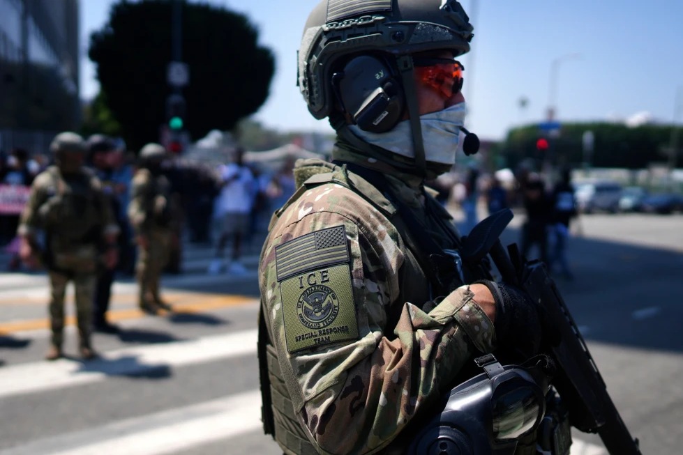 Controversia por Falta de Cámaras Corporales en Agentes del ICE tras Tiroteo en Houston