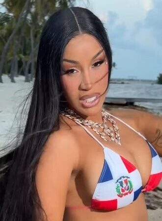 Cardi B Rinde Homenaje a la República Dominicana con un Bikini Tricolor