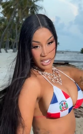 Cardi B Rinde Homenaje a la República Dominicana con un Bikini Tricolor