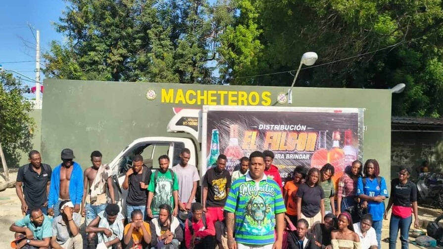 Interceptan Camión con 29 Haitianos Indocumentados en Valverde
