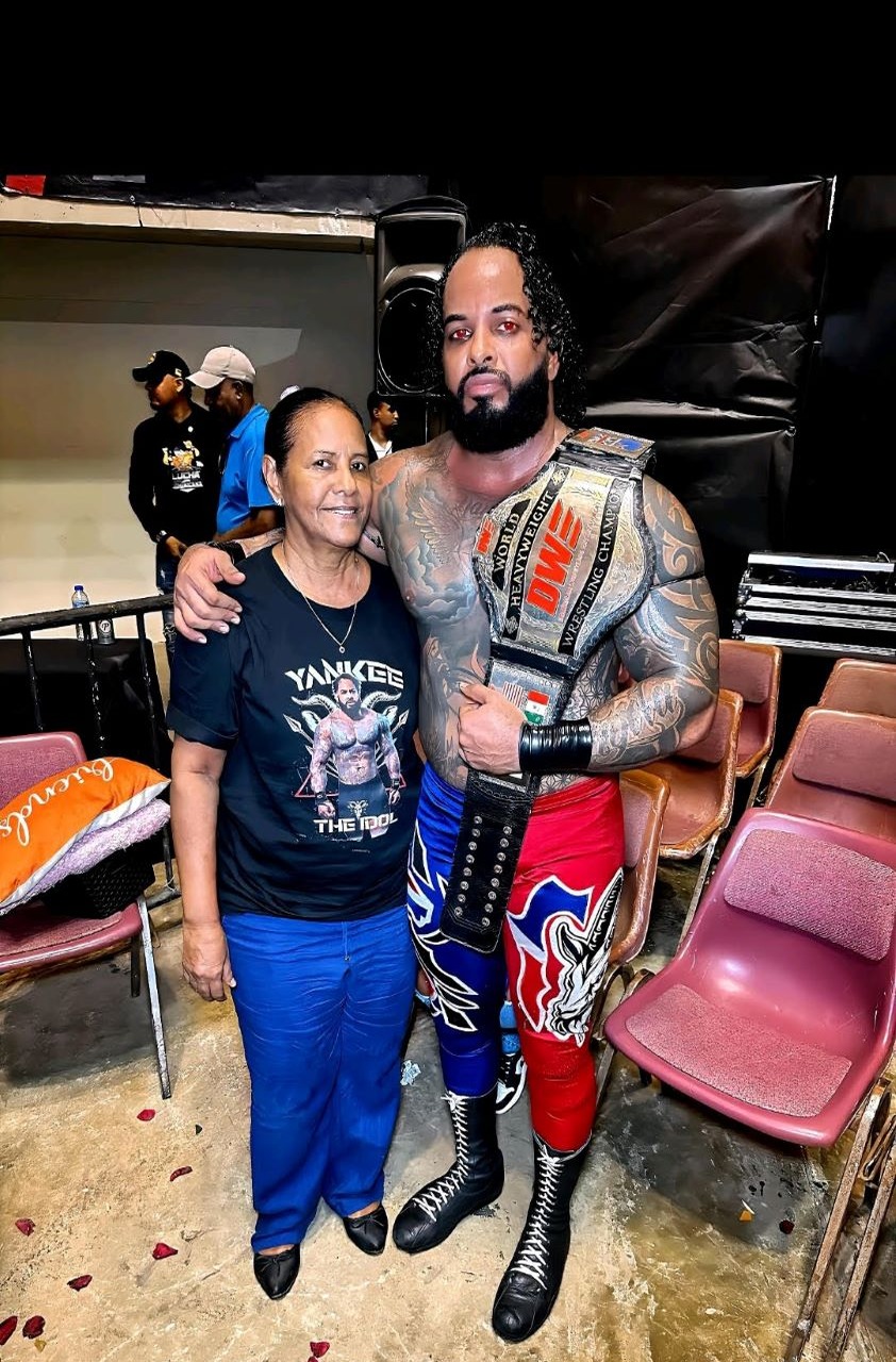 Luchador Dominicano Exige Justicia por Presunta Negligencia Médica en Muerte de su Madre