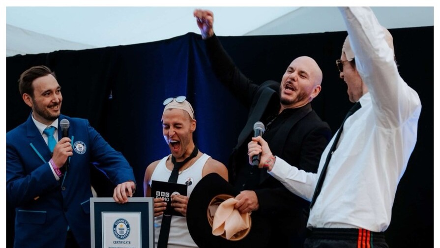Pitbull Rompe Récord Guinness con Masiva Reunión de Calvas Postizas