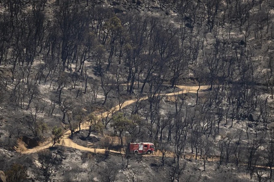 Incendio en Les Gavarres: Un Desafío para los Bomberos en Girona