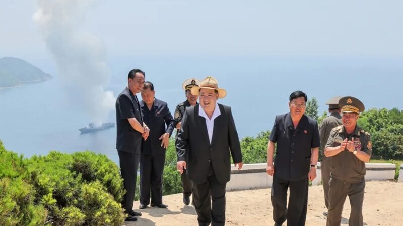 Kim Jong-un Supervisa Lanzamiento de Misil desde Buque de Guerra Norcoreano
