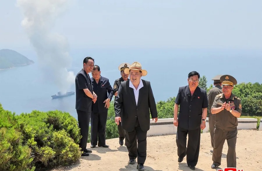 Kim Jong-un Supervisa Lanzamiento de Misil desde Buque de Guerra Norcoreano