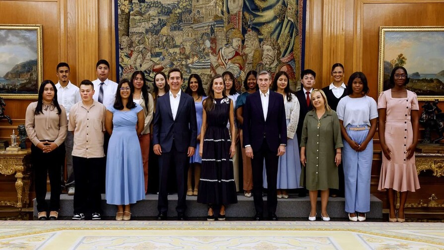 Reina Letizia Acoge a Jóvenes Becarios de República Dominicana, Colombia y Perú