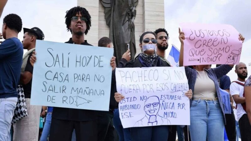 Ciudadanos Claman por Reformas en el Código Penal en la Plaza de la Bandera