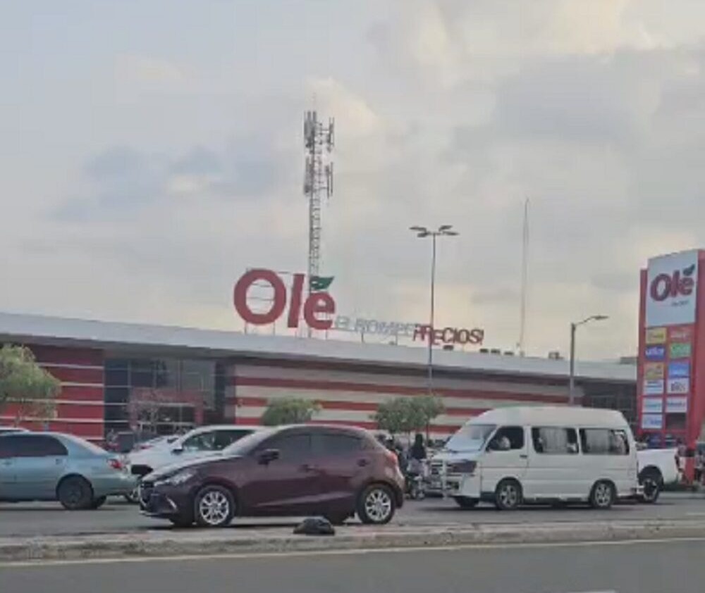 Incendio Controlado en Supermercado Olé de Santo Domingo Norte