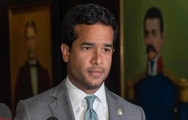 Omar Fernández Cuestiona la Agilidad del Gobierno en Aumentar Impuestos