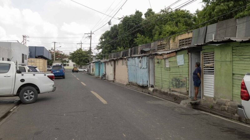 Décadas de Ocupación en la Acera del Ensanche La Fe: Una Historia de Promesas Incumplidas