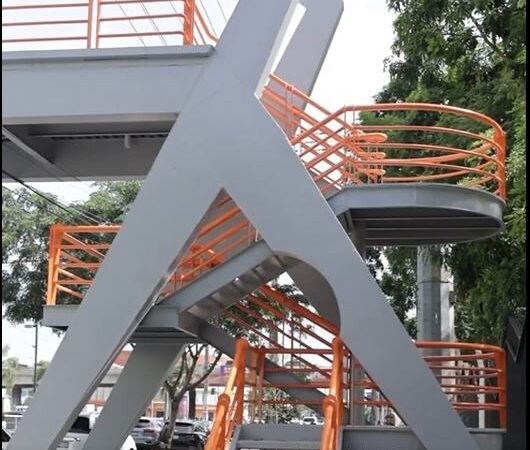 Reabren Puente Peatonal en la Avenida Ortega y Gasset tras 22 Años