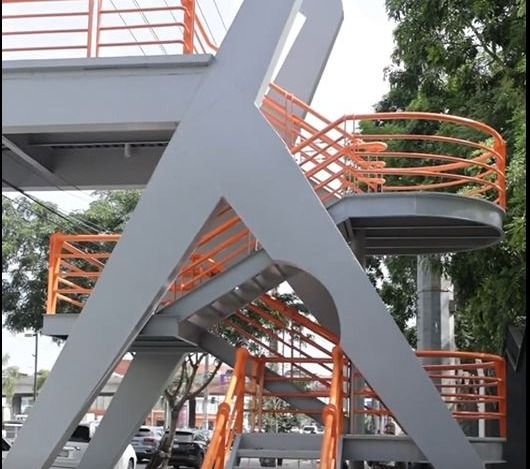 Reabren Puente Peatonal en la Avenida Ortega y Gasset tras 22 Años