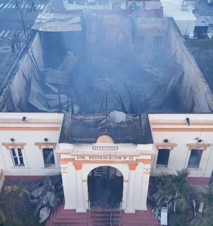 Devastador incendio consume histórico edificio de la Logia Restauración en Puerto Plata