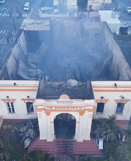 Devastador incendio consume histórico edificio de la Logia Restauración en Puerto Plata