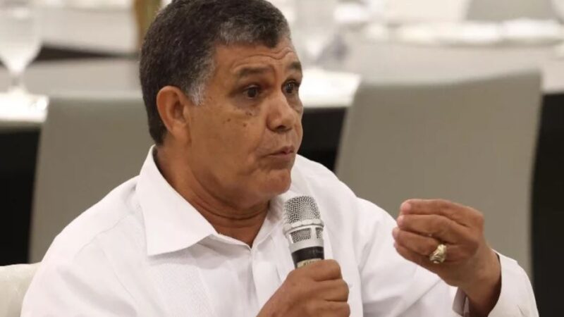 Francisco Peña Aclara Polémica por Permiso de Viaje