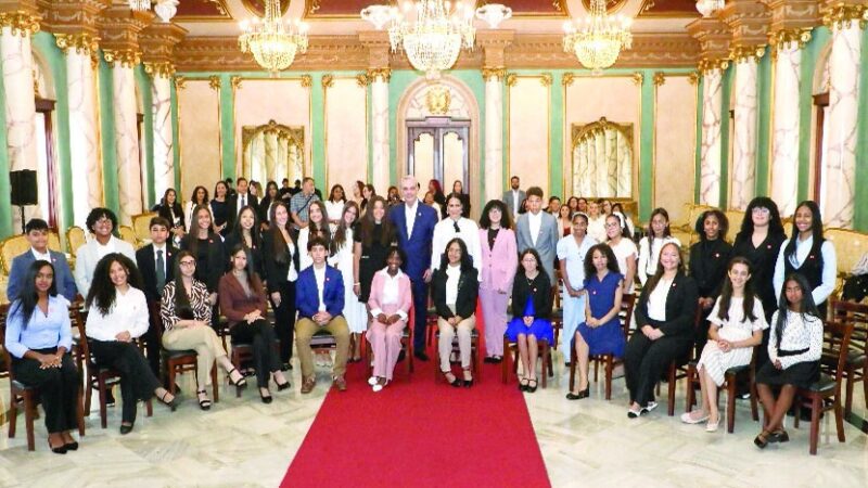 Estudiantes Dominicanos Destacados Visitan el Palacio Nacional
