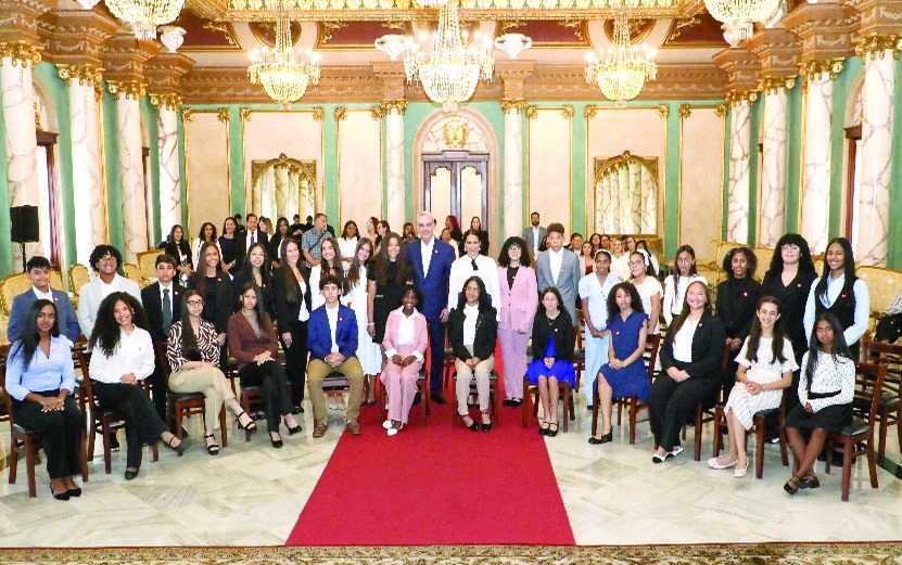 Estudiantes Dominicanos Destacados Visitan el Palacio Nacional