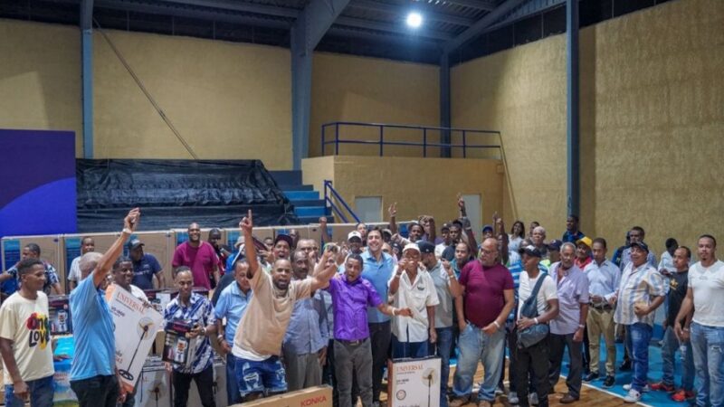 Raymond Rodríguez Celebra a Más de 750 Padres en el Distrito Nacional
