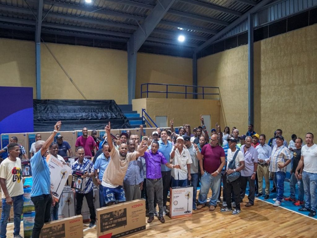 Raymond Rodríguez Celebra a Más de 750 Padres en el Distrito Nacional