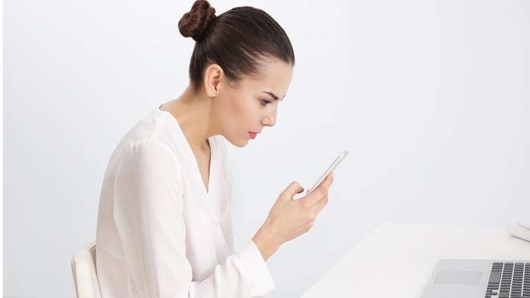 El Impacto del ‘Cuello WhatsApp’ en Nuestra Salud Postural