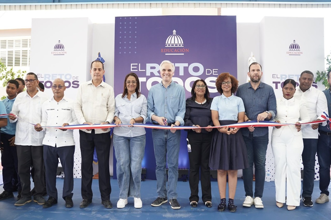 Ministro de Educación Inaugura Escuela y Techado de Liceo en Las Terrenas