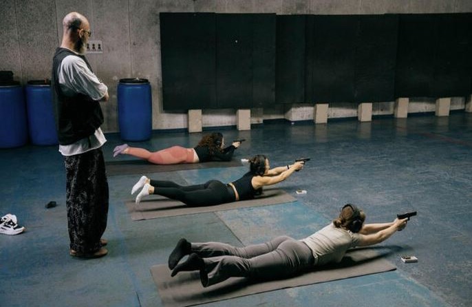 Innovadora Fusión de Yoga y Tiro en Moscú Atrae a Parejas