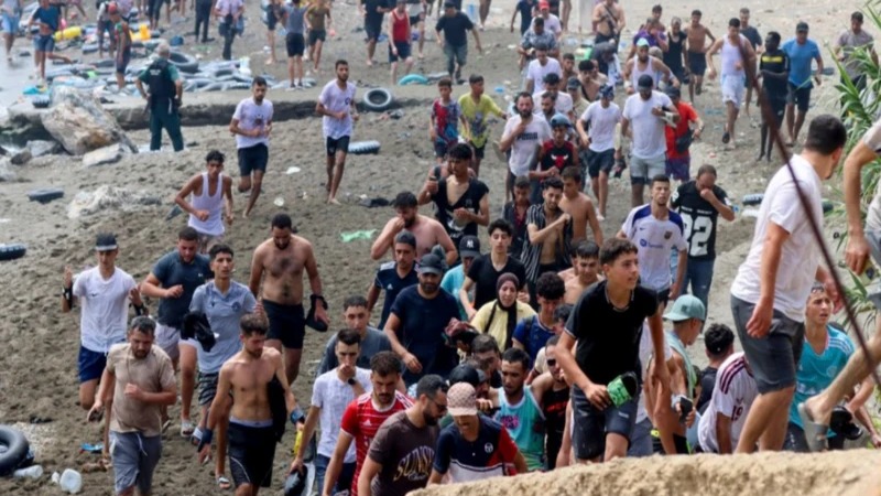 España Despliega el Ejército en Ceuta ante Crisis Migratoria sin Precedentes