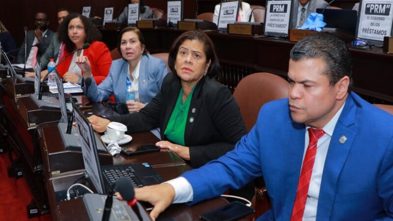 Diputados de Oposición Protestan en el Congreso por Nuevos Préstamos del Gobierno