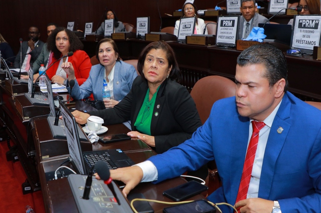 Diputados de Oposición Protestan en el Congreso por Nuevos Préstamos del Gobierno