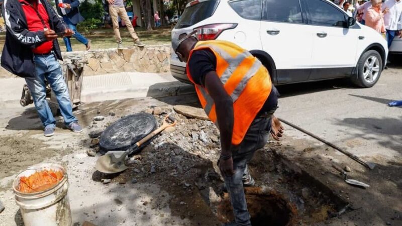 Santiago Avanza con Reposición de Tapas de Registros de Agua