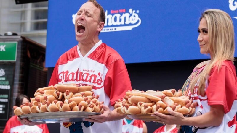 Joey Chestnut: El Imbatible Rey del Hot Dog en Nueva York
