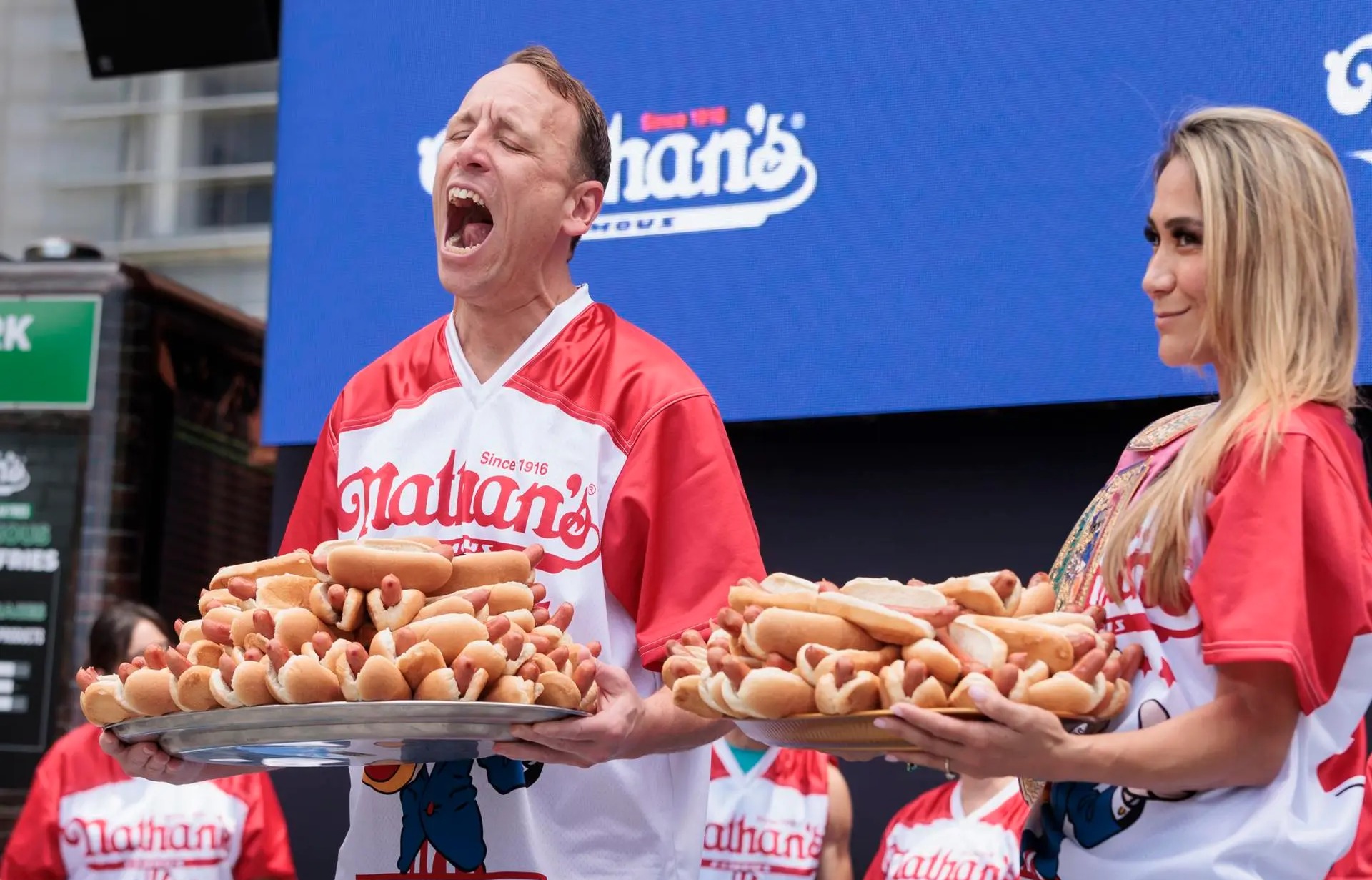 Joey Chestnut: El Imbatible Rey del Hot Dog en Nueva York