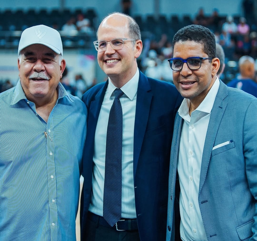 FIBA Refuerza Vínculos con Baloncesto Dominicano en Encuentro con Estados Unidos