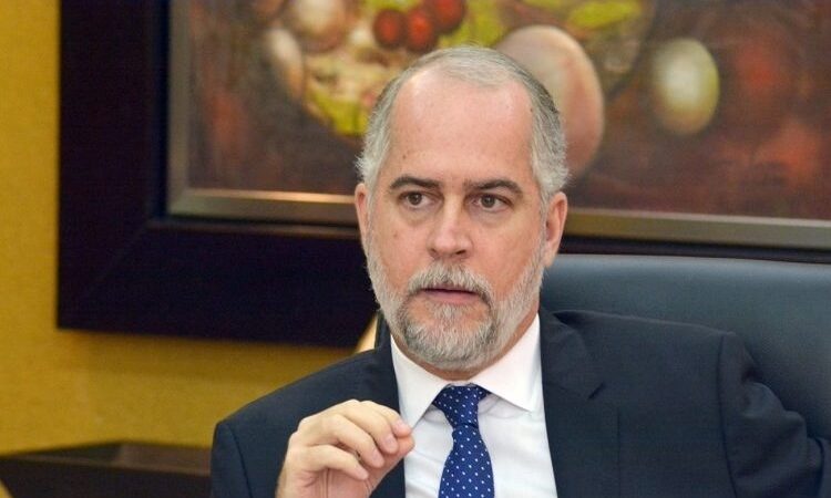 Alejandro Fernández Anuncia Su Salida de la Superintendencia de Bancos