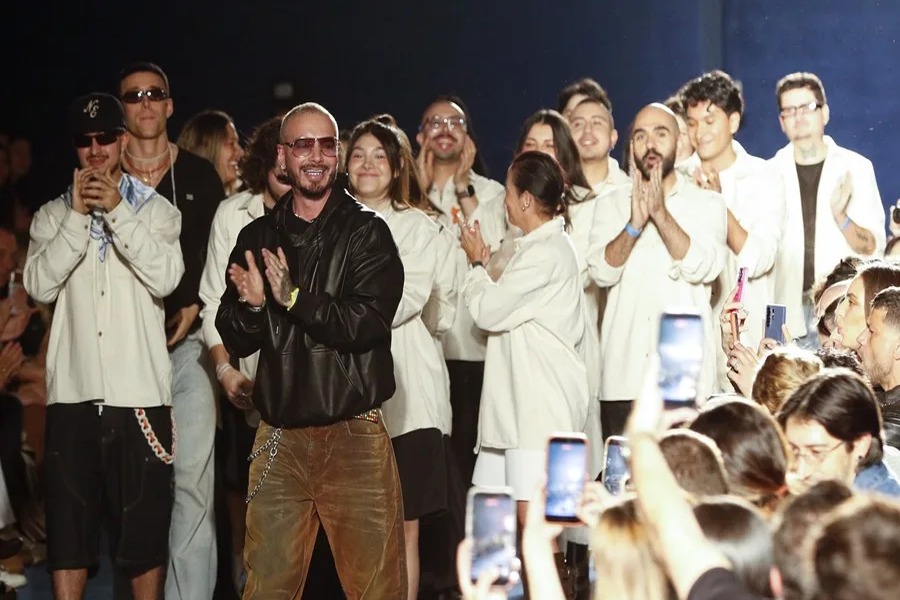 J Balvin Deslumbra en la Apertura de Colombiamoda 2026 con Pasarela Inspirada en la Artesanía Colombiana