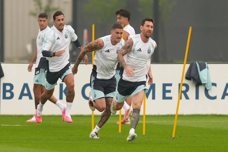 Argentina Retoma Entrenamientos en Medio de Tormentas: Scaloni Considera Cambios
