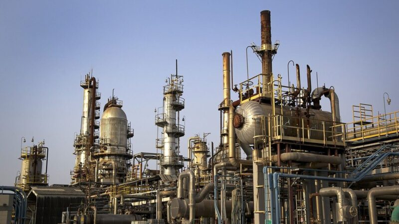 Petróleo de Texas Desciende Ligeramente ante Posible Diálogo entre Irán y EE. UU.