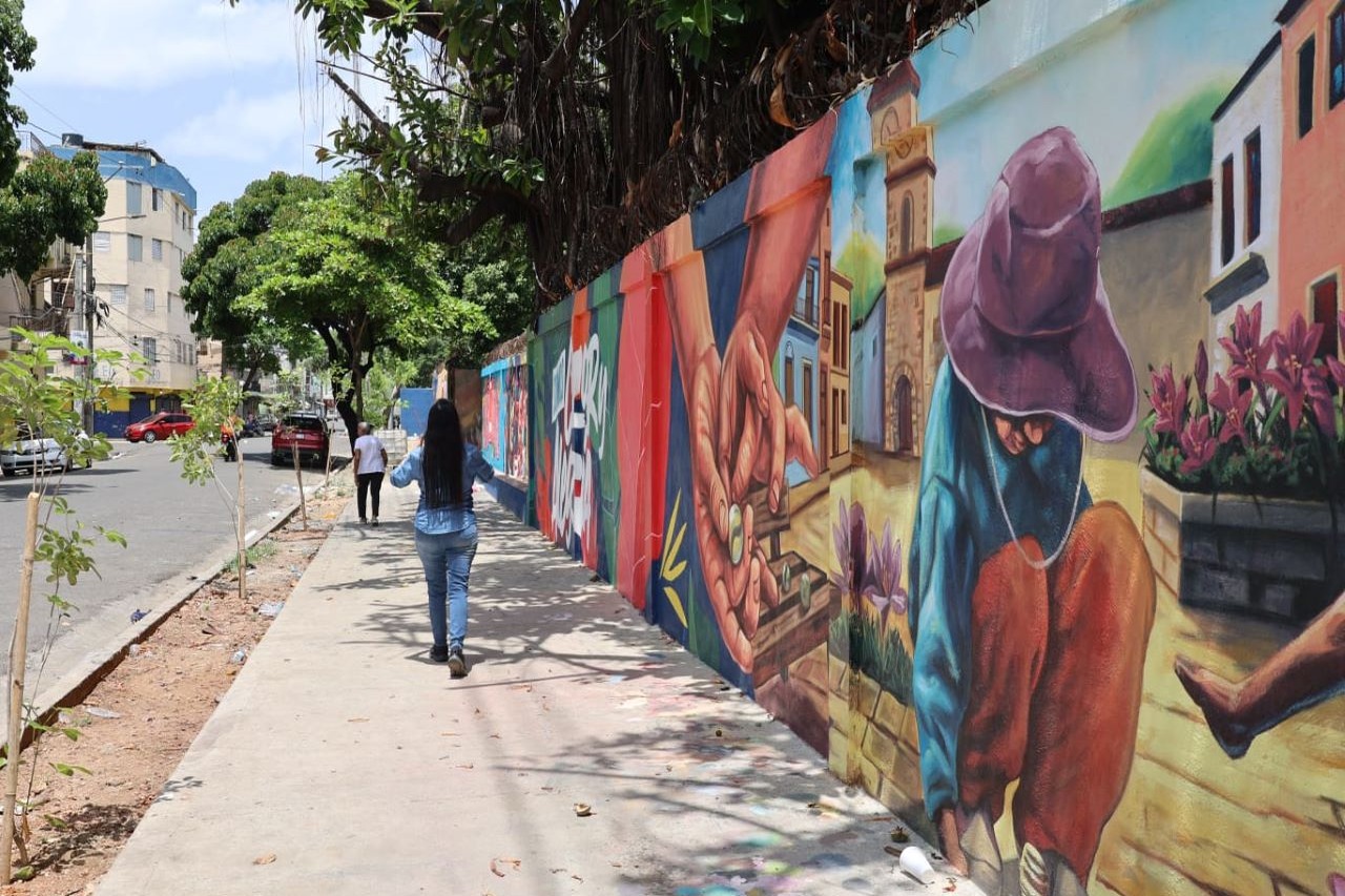 Liceo Juan Pablo Duarte se Transforma en un Vibrante Paseo de Colores