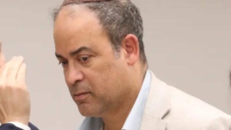 Médico Dominicano Enfrenta Cargos en Nueva York por Ejercicio Ilegal