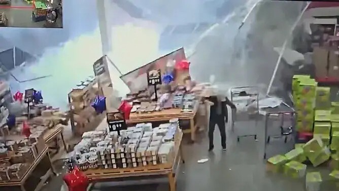Intensas lluvias causan colapso de techo en tienda de Nueva Jersey