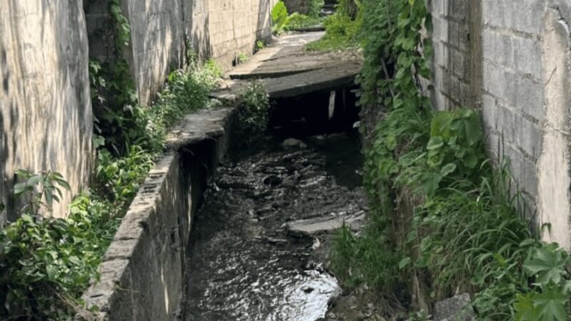 Comunidades Exigen a la CAASD Finalizar Saneamiento de Cañada Marañón