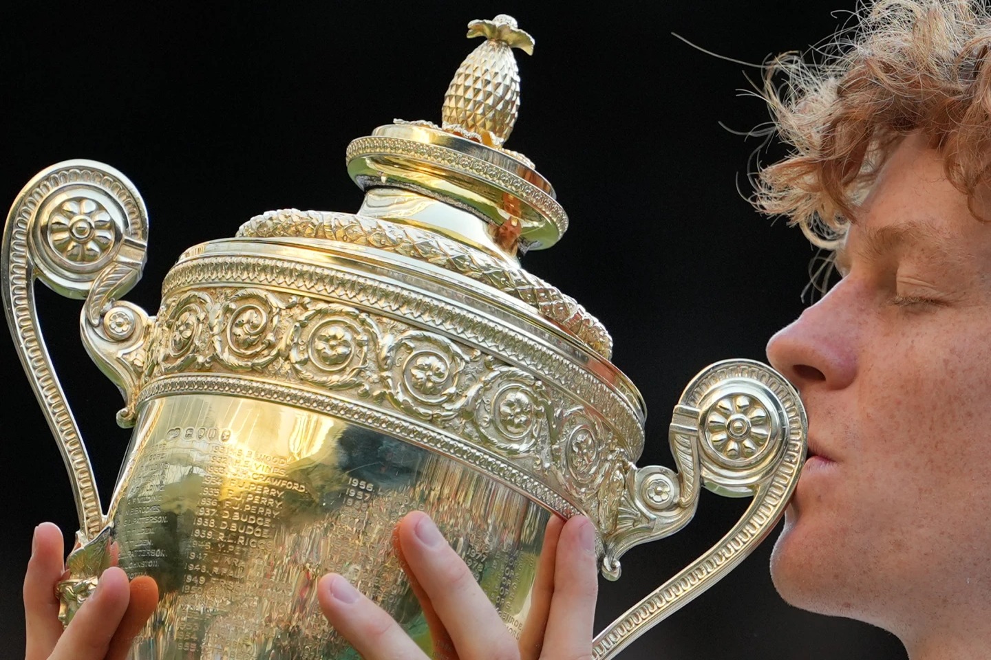 Jannik Sinner Brilla en Wimbledon: Un Triunfo de Resiliencia