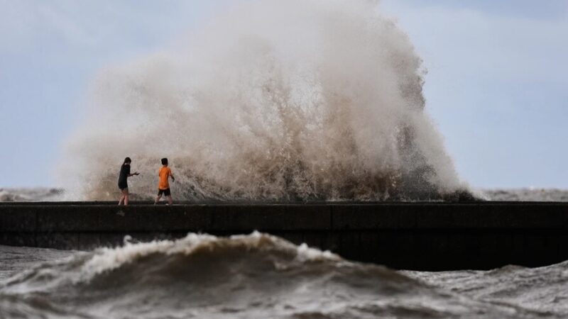 Tormenta Tropical Bertha Azota la Costa del Golfo con Vientos y Marejadas