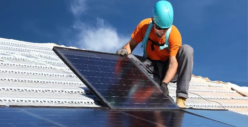 Superintendencia de Electricidad Defiende Nuevo Cargo a Usuarios de Paneles Solares