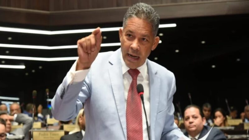 Diputado Eugenio Cedeño Insta a Documentar Restricciones en Playas Dominicanas